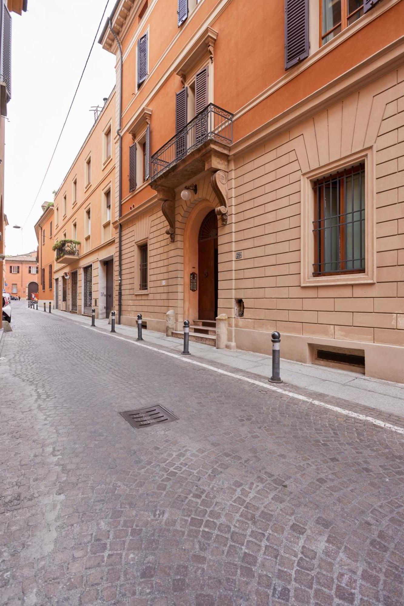 Central And Comfy Apartment Free Netflix And Disney Plus Bologne Extérieur photo
